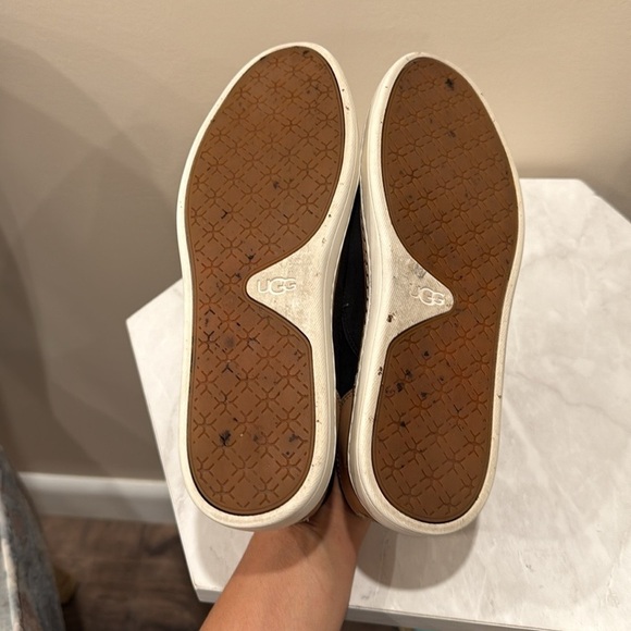 🔥UGG Women’s Black Leather Slip-Ons🔥 - Picture 3 of 6